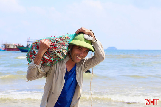Ngư dân Hà Tĩnh trúng đậm ghẹ biển, mỗi chuyến thu cả chục triệu đồng