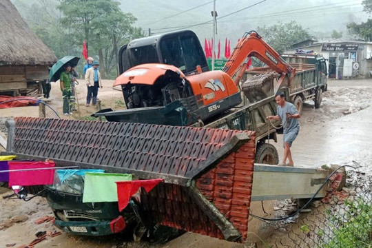 Xe ben kéo sập cổng chào, 2 người tử vong