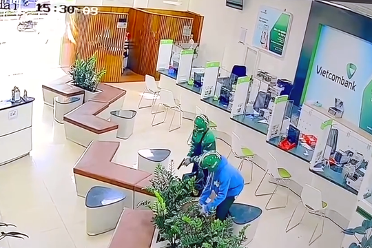 Video: 2 đối tượng liều lĩnh cướp ngân hàng ở Gia Lai