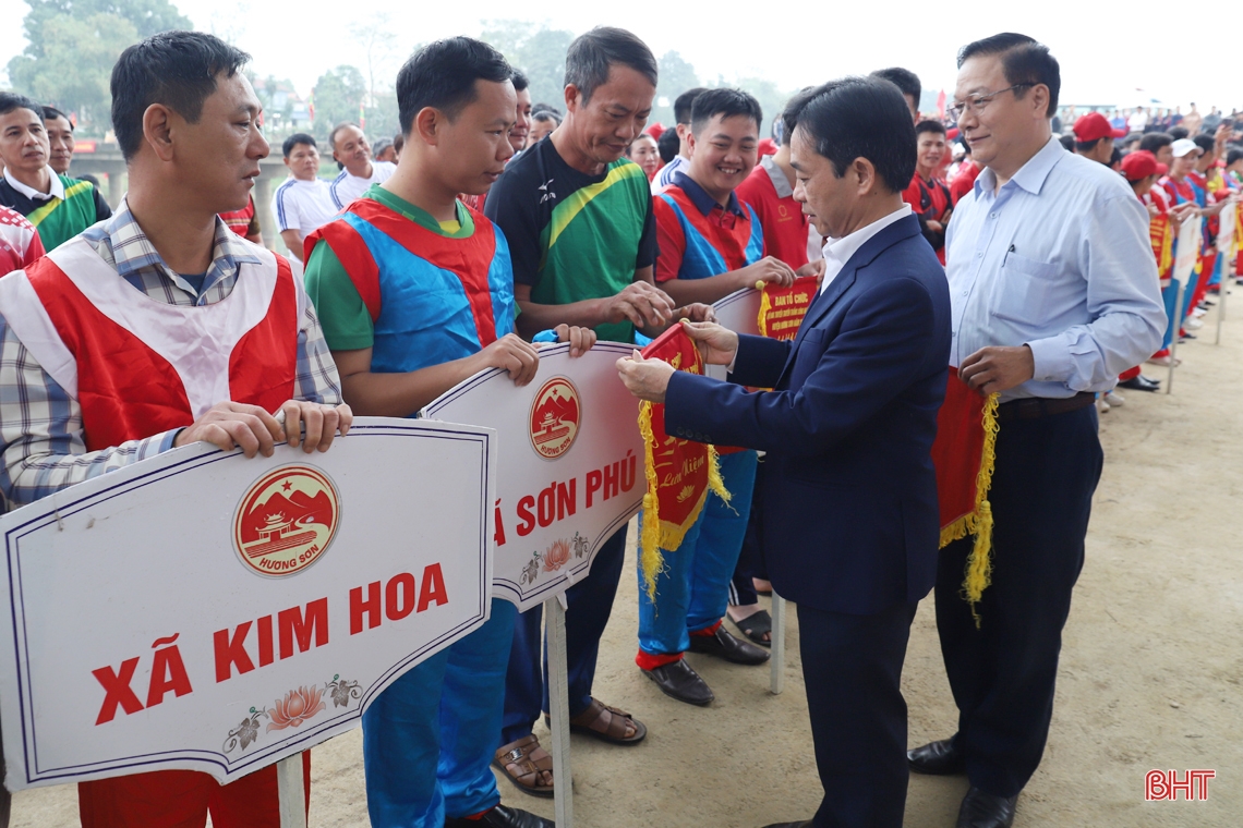 Tưng bừng ngày hội đua thuyền truyền thống trên sông Ngàn Phố
