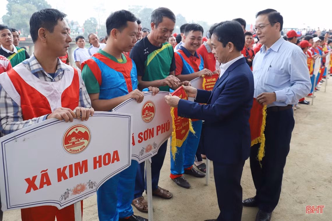 Tưng bừng ngày hội đua thuyền truyền thống trên sông Ngàn Phố