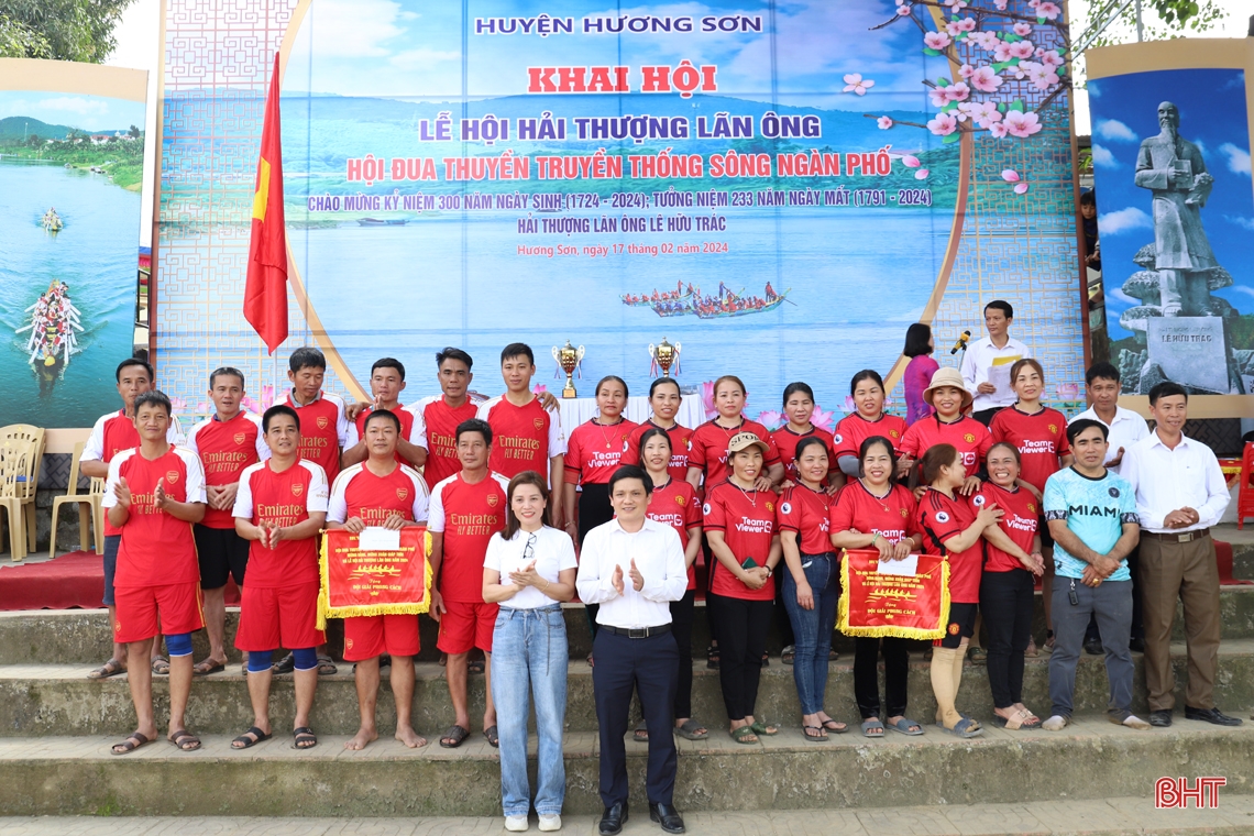Tưng bừng ngày hội đua thuyền truyền thống trên sông Ngàn Phố