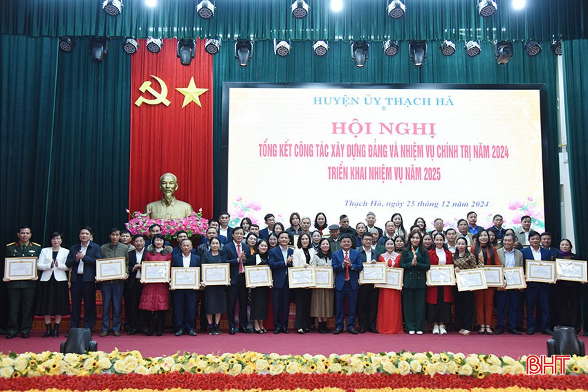 Ban Thường vụ Huyện ủy tặng giấy khen cho 60 đảng viên hoàn thành xuất sắc nhiệm vụ 5 năm liền giai đoạn 2020-2024.