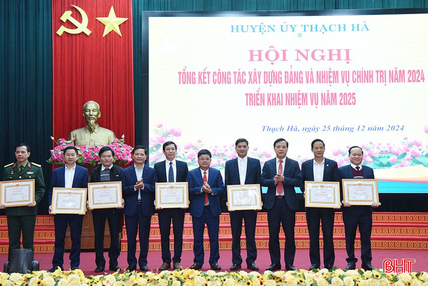 Ban Thường vụ Huyện ủy tặng giấy khen cho 7 đảng bộ hoàn thành xuất sắc nhiệm vụ năm 2024.