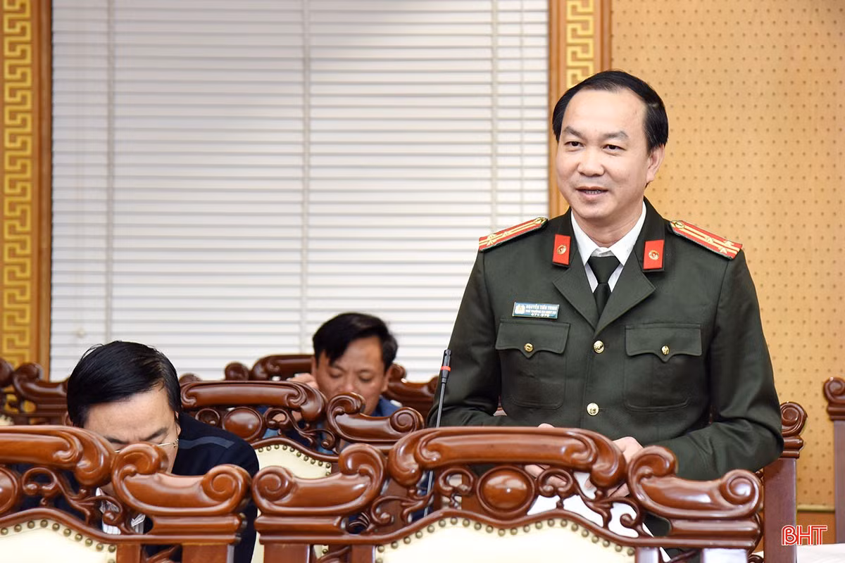 Thượng tá Nguyễn Tiến Trinh - Phó Chủ nhiệm Thường trực UBKT Đảng ủy Công an tỉnh phát biểu tại hội nghị.