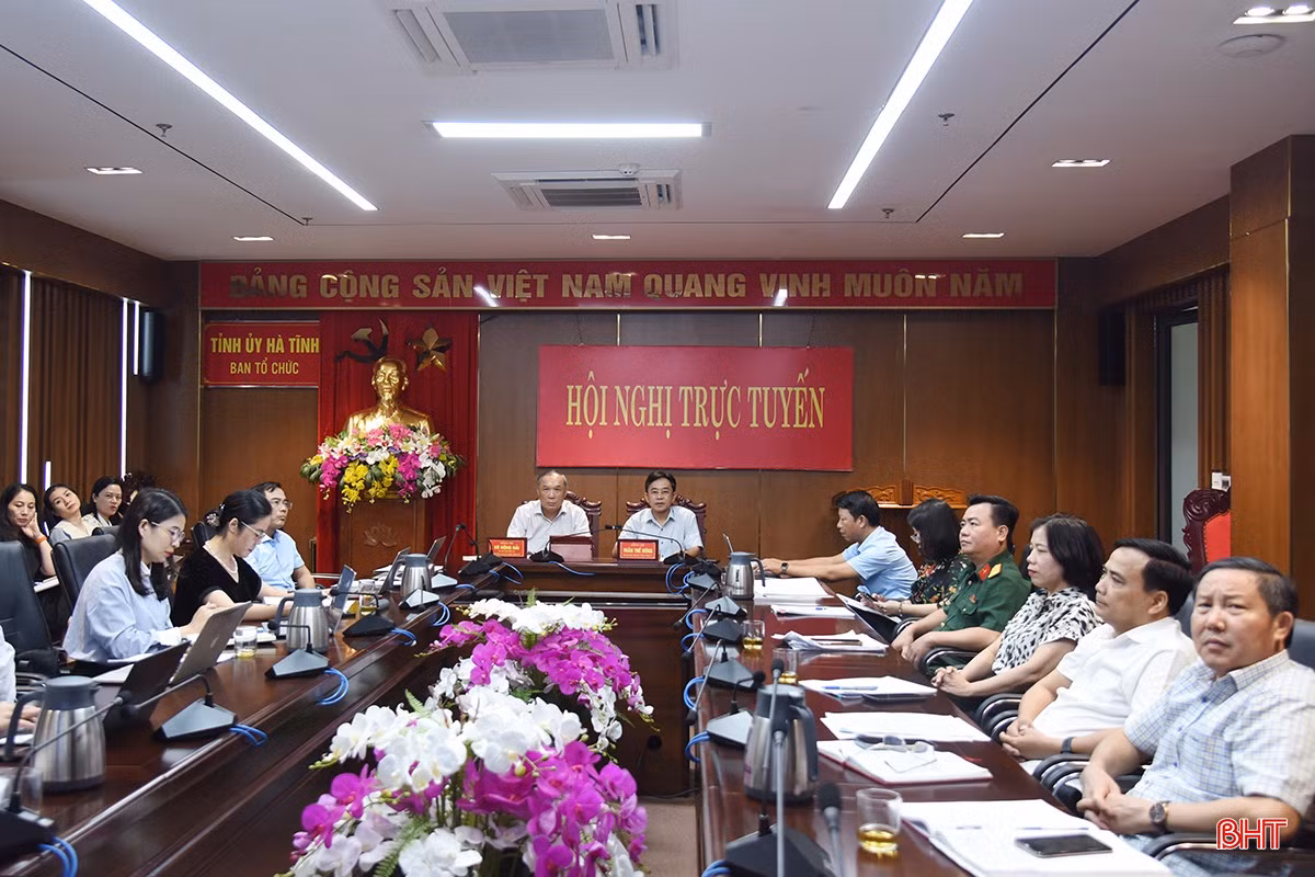 Phó Bí thư Thường trực Tỉnh ủy Trần Thế Dũng, Trưởng ban Tổ chức Tỉnh ủy Võ Hồng Hải điều hành điểm cầu Hà Tĩnh.