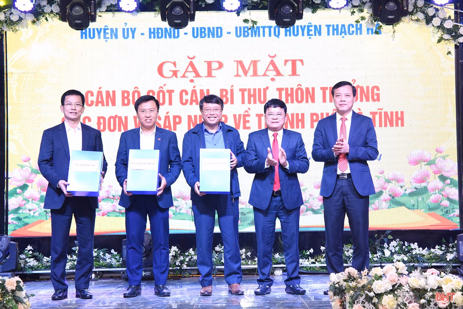 Thường trực Huyện ủy Thạch Hà bàn giao hồ sơ các xã sáp nhập về thành phố cho Thường trực Thành ủy Hà Tĩnh.