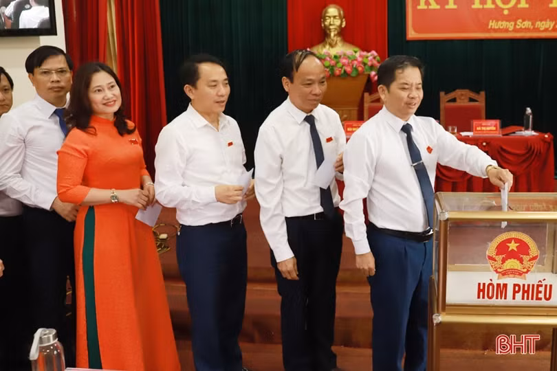 Ông Trần Bình Thân được bầu giữ chức Chủ tịch UBND huyện Hương Sơn