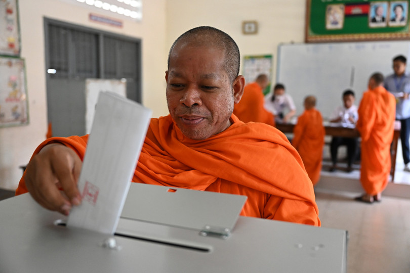 Gia đình Thủ tướng Hun Sen và người dân Campuchia đi bầu cử