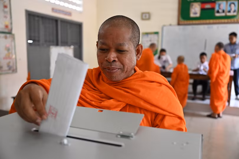 Gia đình Thủ tướng Hun Sen và người dân Campuchia đi bầu cử