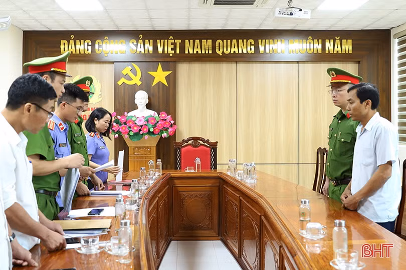 Hà Tĩnh: Bắt giam 2 bị can nguyên là kế toán trưởng xã Thạch Bằng