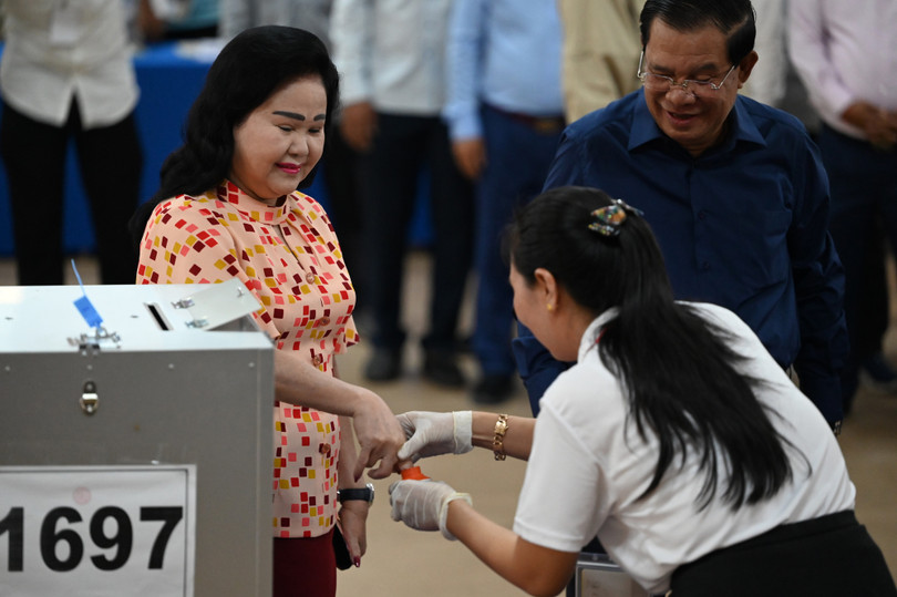 Gia đình Thủ tướng Hun Sen và người dân Campuchia đi bầu cử