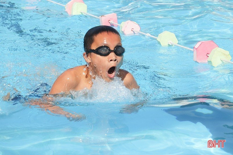 Gần 100 thiếu niên tranh tài Giải bơi “Đường đua xanh” ở TP Hà Tĩnh