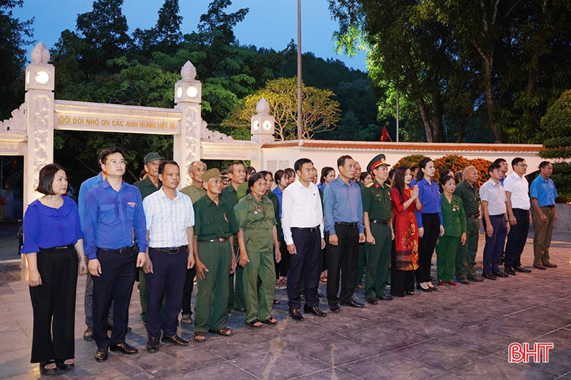 Xúc động lễ thắp nến tri ân các anh hùng liệt sĩ tại Ngã ba Đồng Lộc