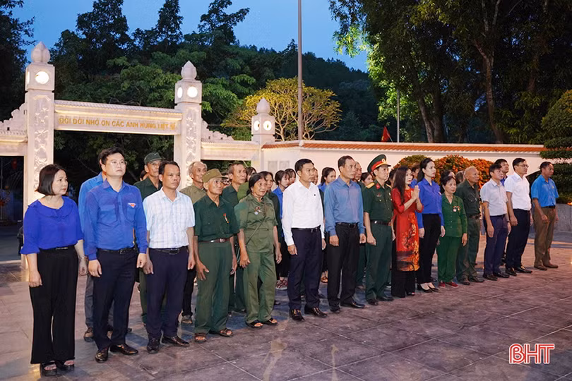 Xúc động lễ thắp nến tri ân các anh hùng liệt sĩ tại Ngã ba Đồng Lộc