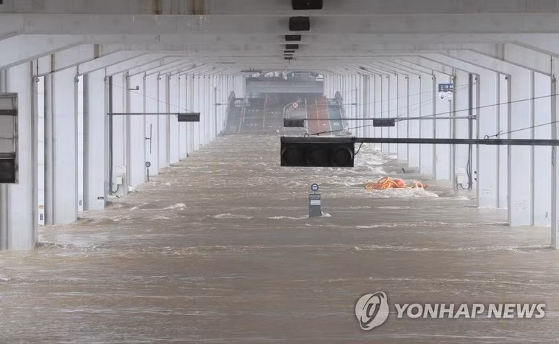 Mưa lũ càn quét Hàn Quốc: 39 người chết, nhiều thi thể kẹt trong hầm