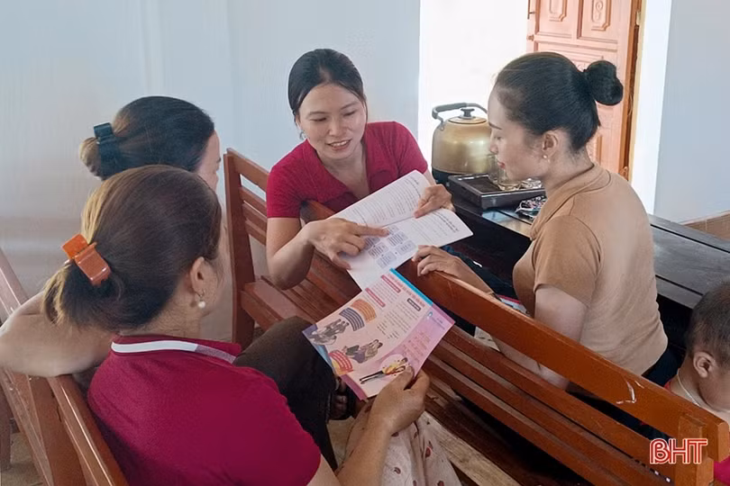 Cán bộ thôn, xã ở Hà Tĩnh cùng vào cuộc giảm sinh