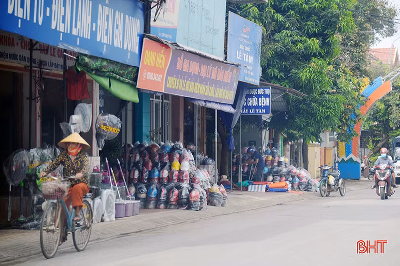 Biến vỉa hè thành “sân nhà” tại đường trung tâm thị trấn Đức Thọ
