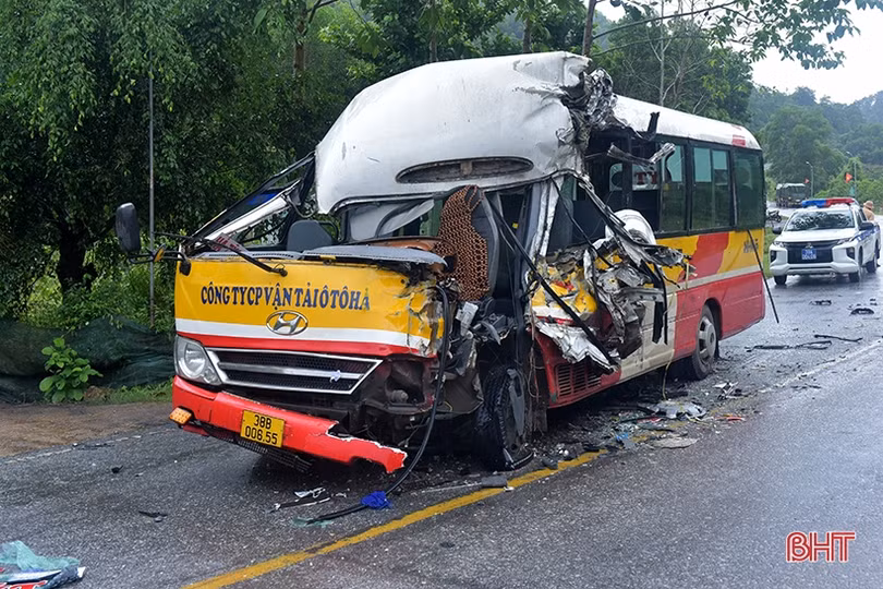 Xe buýt biến dạng sau va chạm với xe đầu kéo trên quốc lộ 15