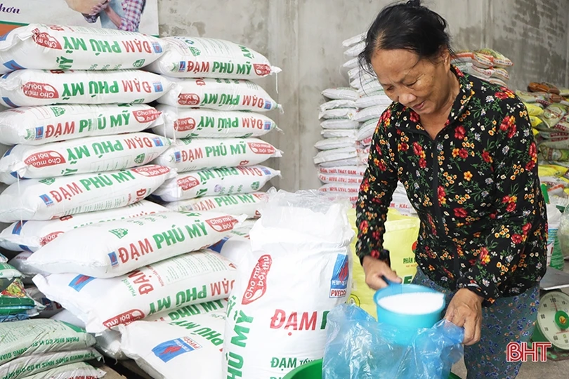 Giá phân bón giảm sâu: Nông dân mừng, cơ sở kinh doanh lo!