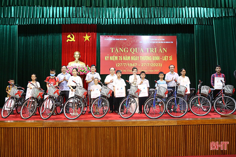 Trao 130 triệu đồng cho gia đình chính sách TP Hà Tĩnh