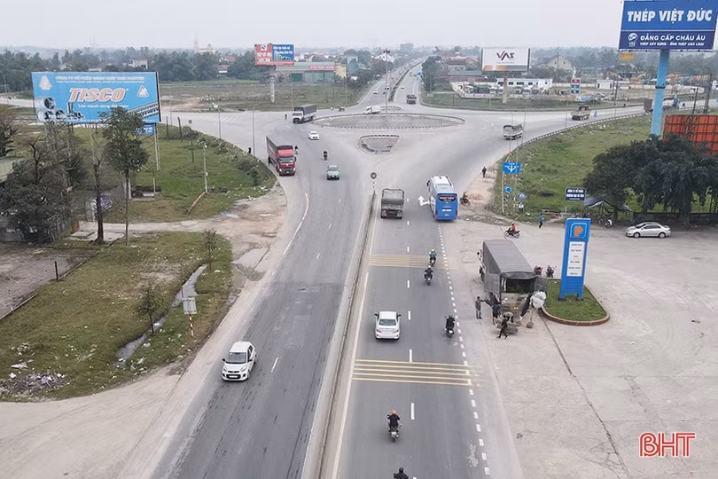 Hiểm họa khôn lường từ việc sử dụng điện thoại khi điều khiển ô tô