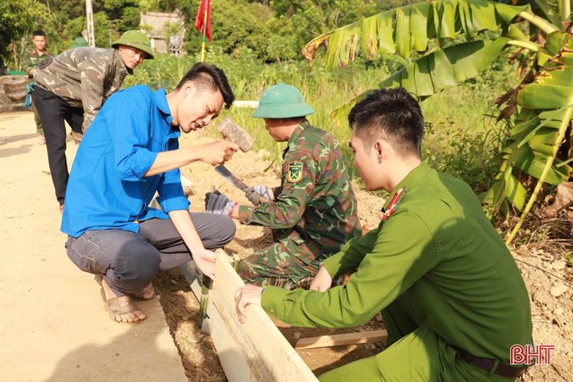 Lữ đoàn Phòng không 283 giúp người dân Hương Sơn xây dựng NTM