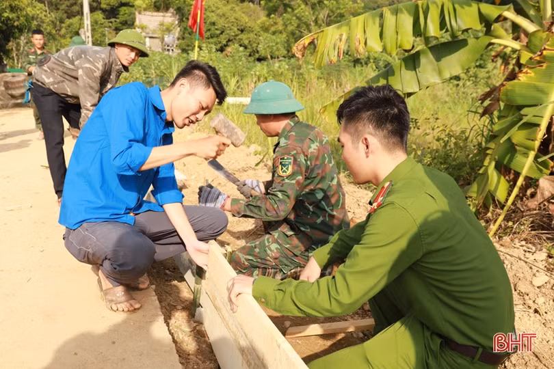 Lữ đoàn Phòng không 283 giúp người dân Hương Sơn xây dựng NTM