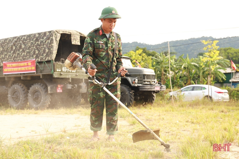 Lữ đoàn Phòng không 283 giúp người dân Hương Sơn xây dựng NTM