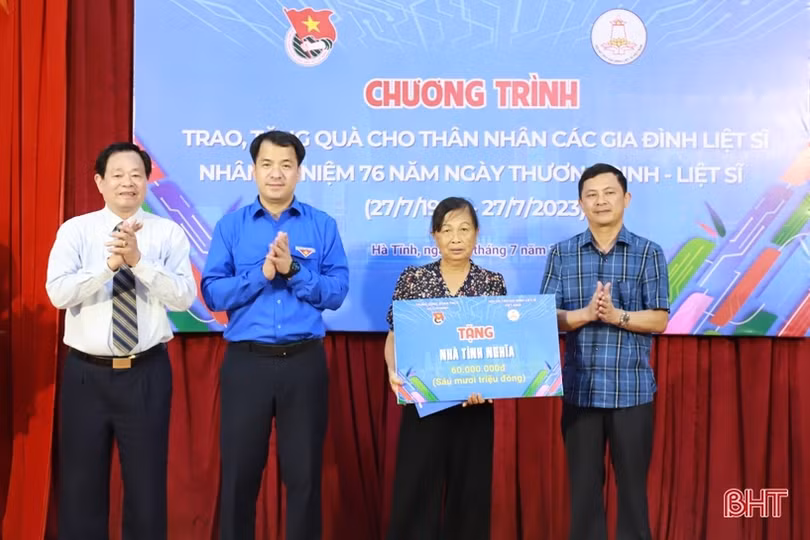 Trao nhà tình nghĩa, tặng quà thân nhân liệt sỹ, người có công ở Hà Tĩnh