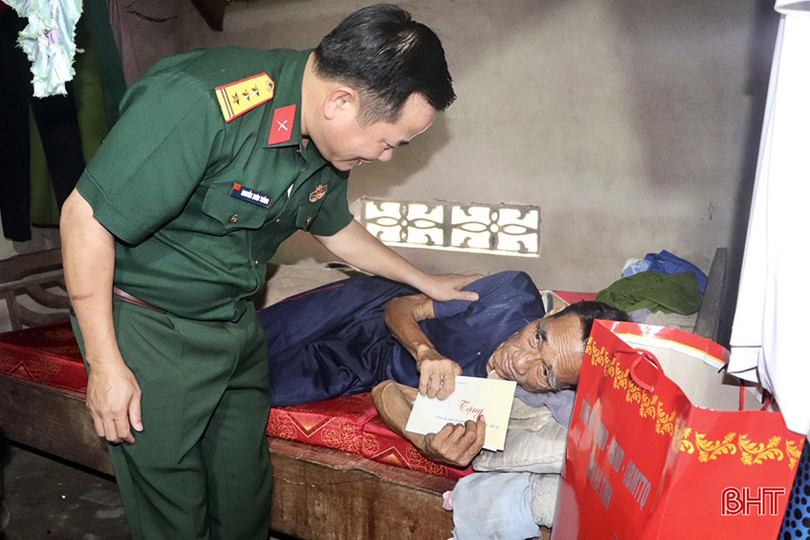 Thăm hỏi, tặng quà các gia đình chính sách trên địa bàn Vũ Quang