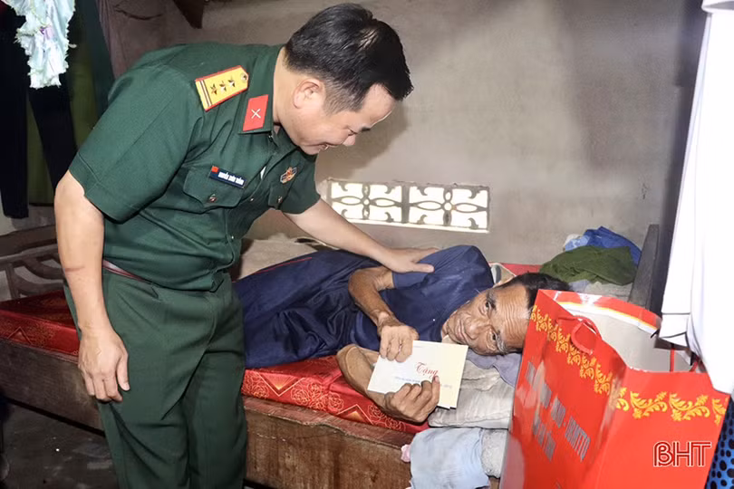 Thăm hỏi, tặng quà các gia đình chính sách trên địa bàn Vũ Quang