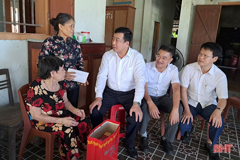 Lãnh đạo Hà Tĩnh thăm hỏi, tặng quà người có công ở Nghi Xuân