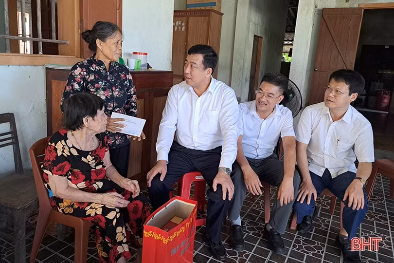 Lãnh đạo Hà Tĩnh thăm hỏi, tặng quà người có công ở Nghi Xuân