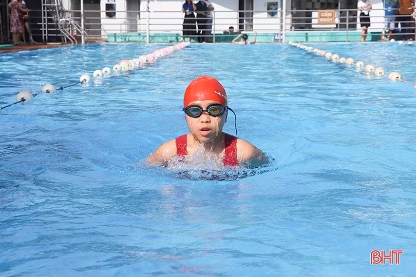 Gần 100 thiếu niên tranh tài Giải bơi “Đường đua xanh” ở TP Hà Tĩnh