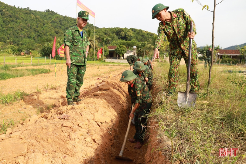 Lữ đoàn Phòng không 283 giúp người dân Hương Sơn xây dựng NTM