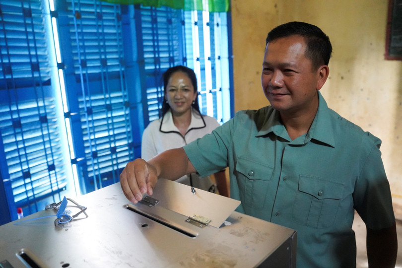 Gia đình Thủ tướng Hun Sen và người dân Campuchia đi bầu cử