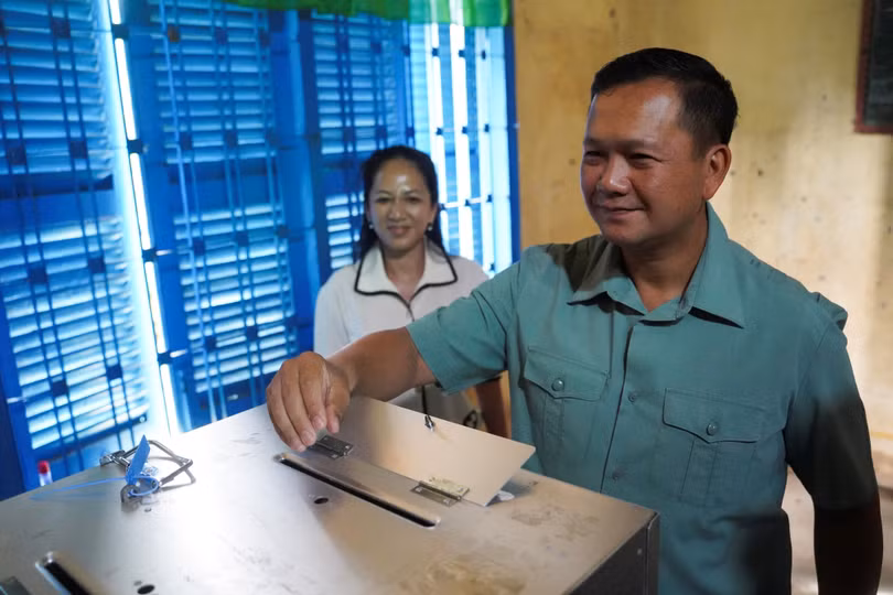 Gia đình Thủ tướng Hun Sen và người dân Campuchia đi bầu cử