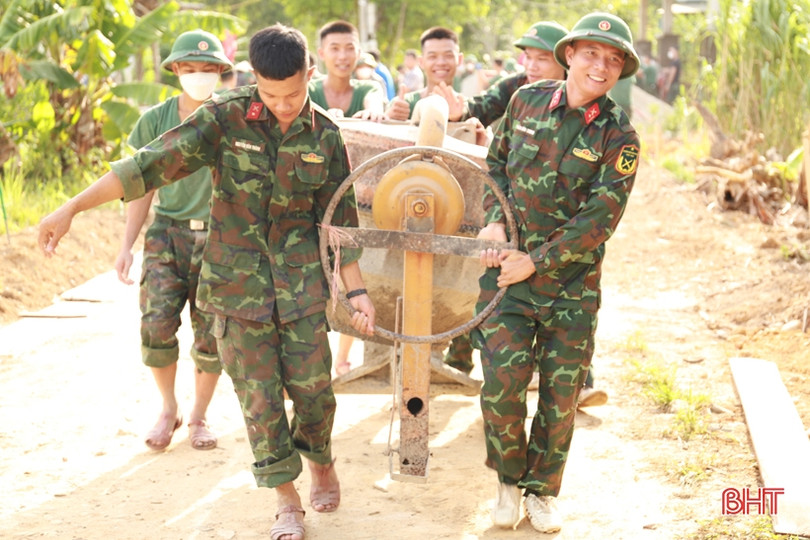 Lữ đoàn Phòng không 283 giúp người dân Hương Sơn xây dựng NTM