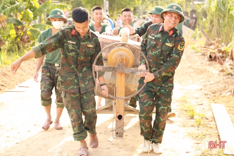 Lữ đoàn Phòng không 283 giúp người dân Hương Sơn xây dựng NTM