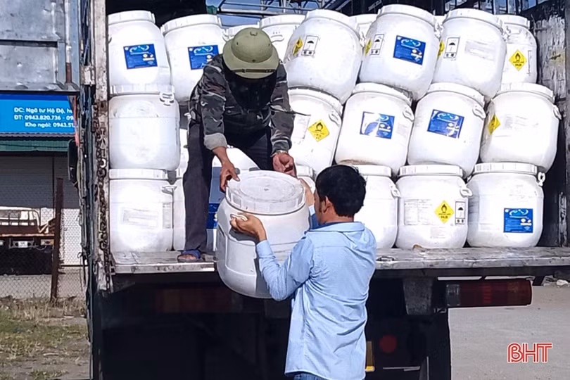 Hà Tĩnh cấp phát 35 tấn hóa chất phòng chống dịch bệnh thủy sản