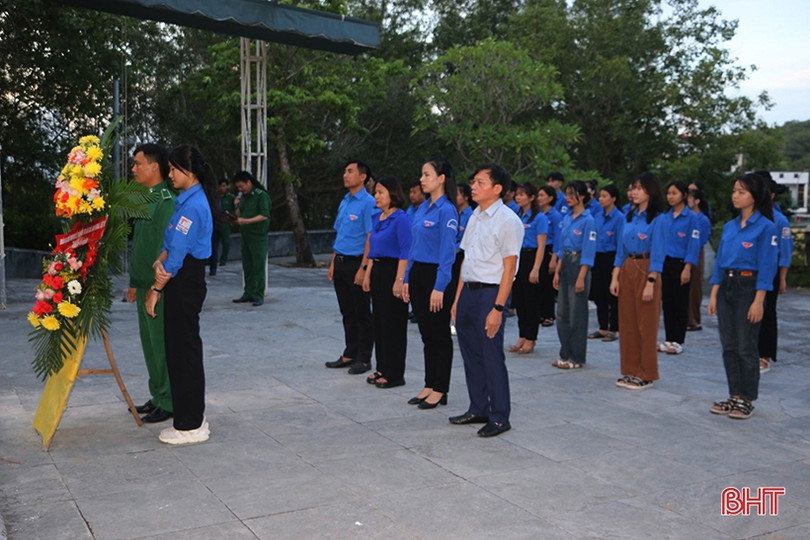 Xúc động lễ thắp nến tri ân các anh hùng liệt sĩ tại Ngã ba Đồng Lộc