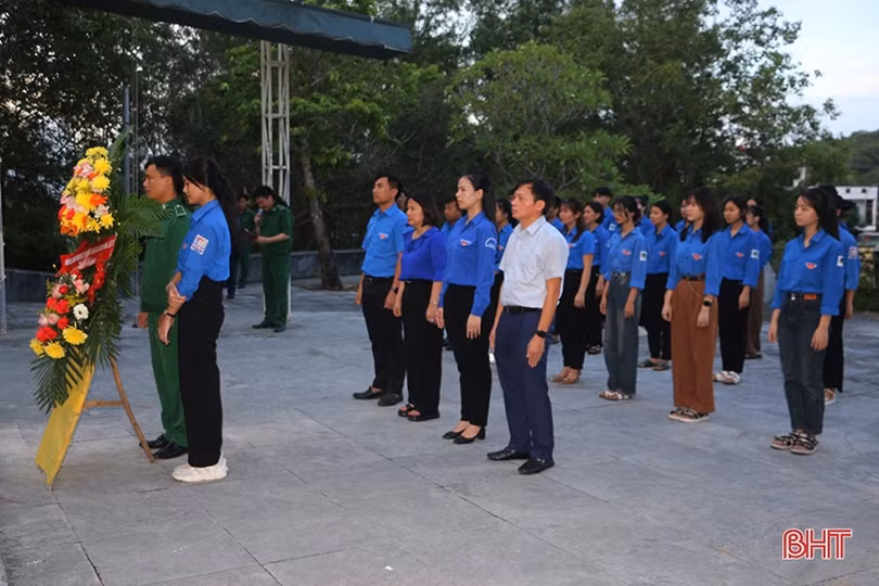 Xúc động lễ thắp nến tri ân các anh hùng liệt sĩ tại Ngã ba Đồng Lộc