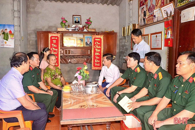 Thăm hỏi, tặng quà các gia đình chính sách trên địa bàn Vũ Quang