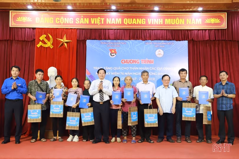 Trao nhà tình nghĩa, tặng quà thân nhân liệt sỹ, người có công ở Hà Tĩnh