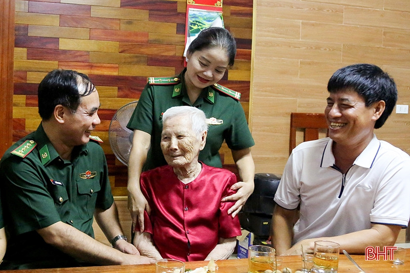 Bộ Chỉ huy BĐBP Hà Tĩnh tặng quà tri ân người có công