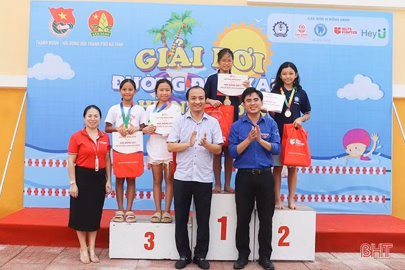 Gần 100 thiếu niên tranh tài Giải bơi “Đường đua xanh” ở TP Hà Tĩnh