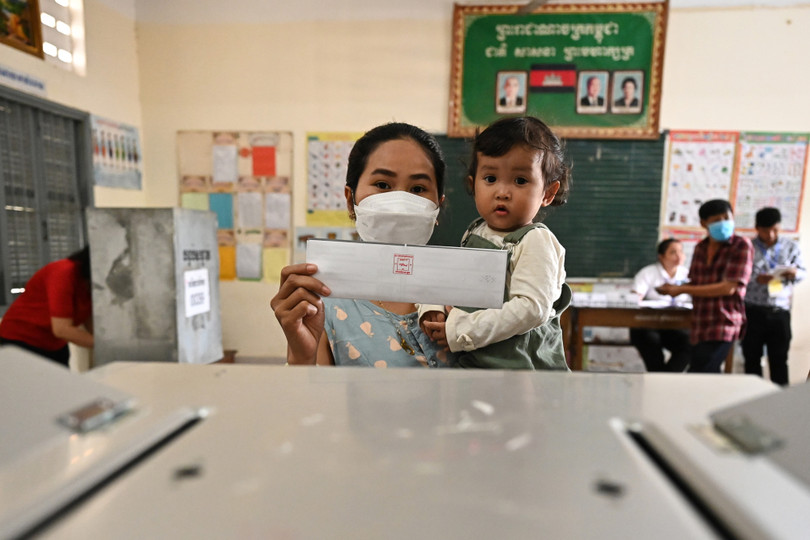 Gia đình Thủ tướng Hun Sen và người dân Campuchia đi bầu cử