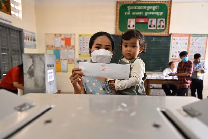 Gia đình Thủ tướng Hun Sen và người dân Campuchia đi bầu cử