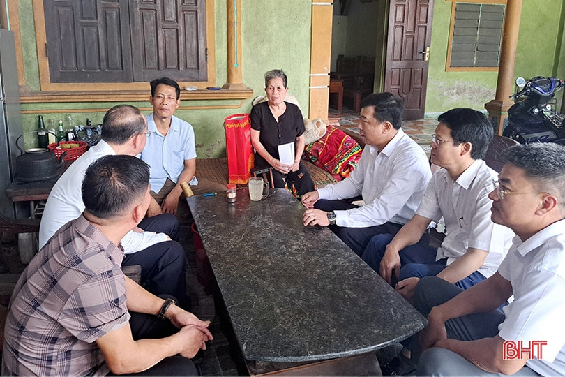 Lãnh đạo Hà Tĩnh thăm hỏi, tặng quà người có công ở Nghi Xuân